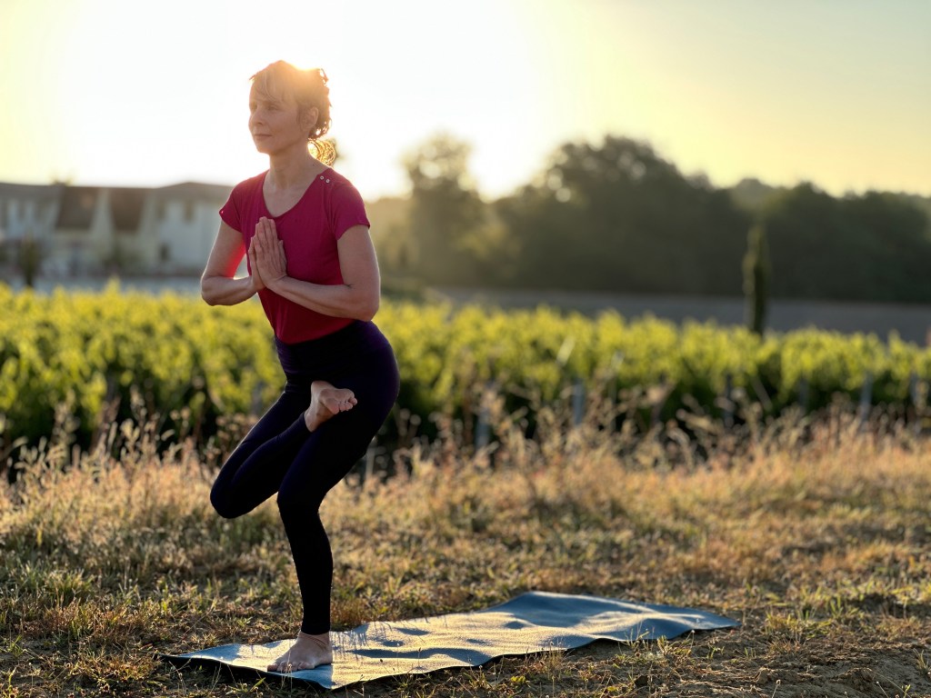 Maureen Esivert dans une posture de yoga